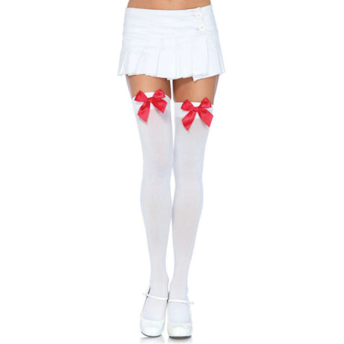 Bas blancs Leg Avenue finis d'un noeud satin rouge, portes sur jambes en escarpins blancs sous jupette plissee blanche, accessoire mutin et romantique.
