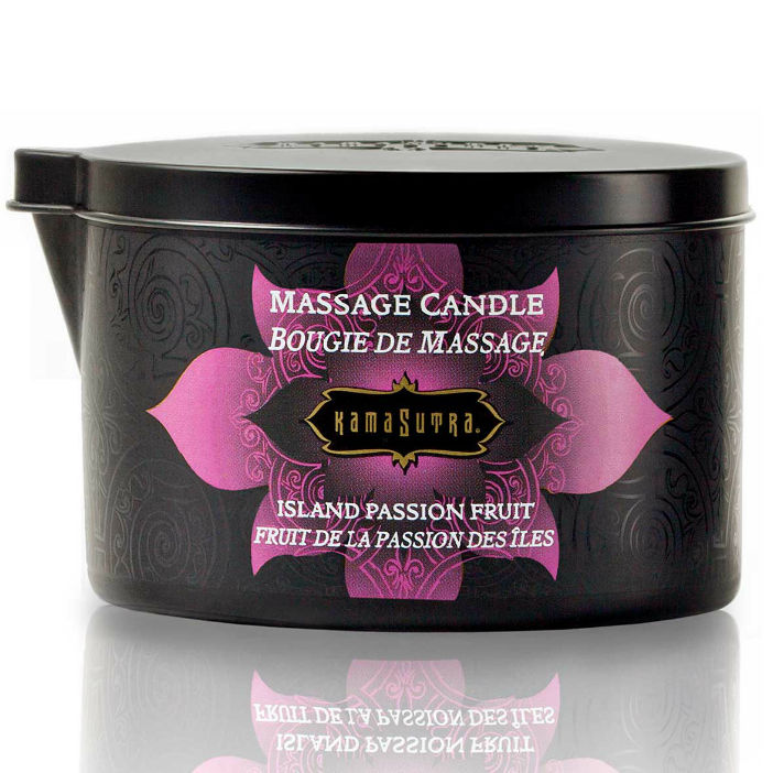 Boite noire de la bougie de massage Kamasutra Island Passion Fruit, etiquette rose vue de face, 170 g de cire parfumee fruits des bois fondant en huile tiede.