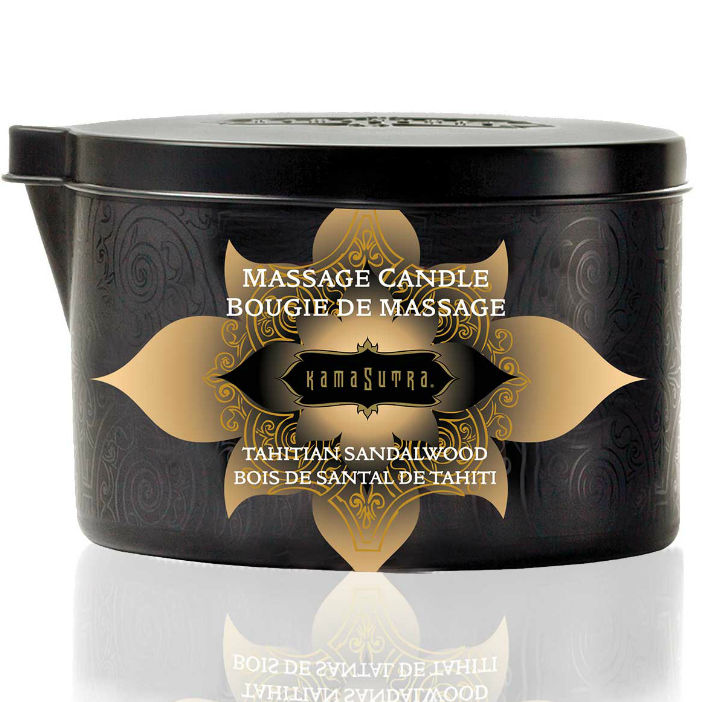 Boite ronde noire de la bougie de massage Kamasutra Tahitian Sandalwood, ornement dore vu de face, cire parfumee bois de santal fondant en huile de massage tiede.