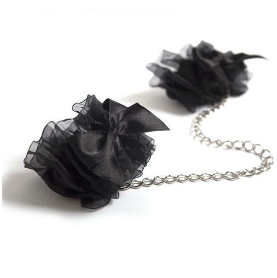 Menottes décoratives en organza et satin — détail produit