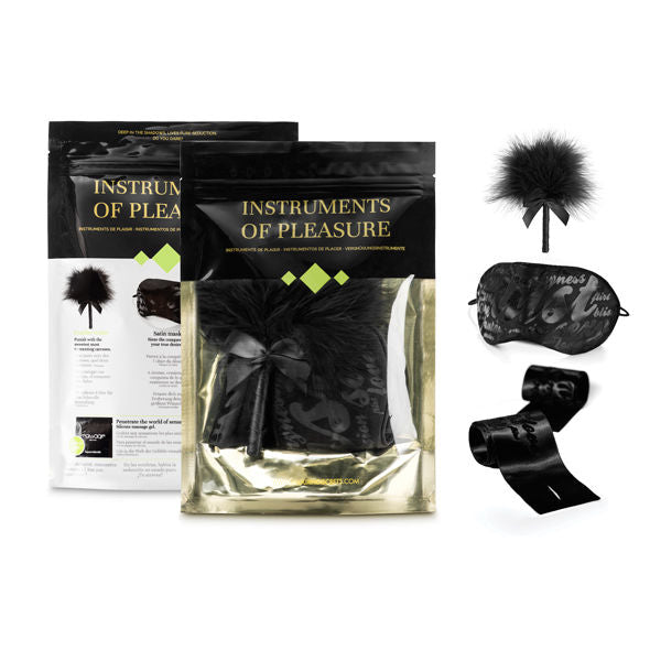 Pochette Instruments of Pleasure avec plumeau, masque satin et ruban du coffret BDSM d'initiation Bijoux Indiscrets pour explorer la domination douce à deux.