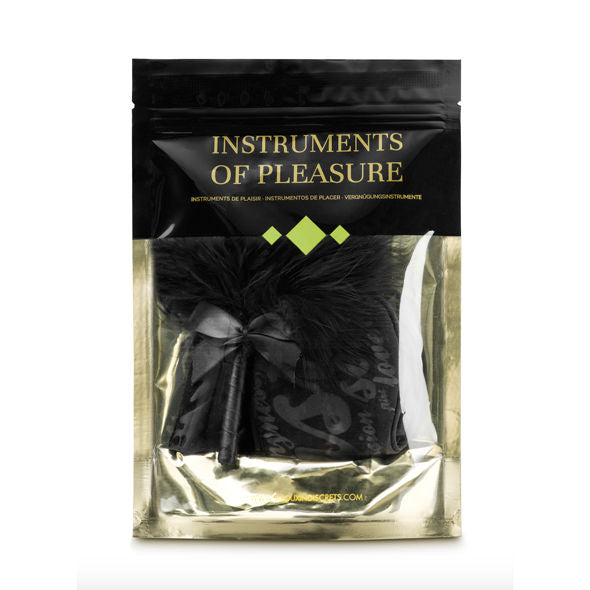 Pochette dorée et noire Instruments of Pleasure contenant le masque satin du coffret BDSM d'initiation Bijoux Indiscrets pour les couples débutants.