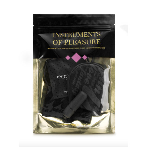 Pochette Instruments of Pleasure Bijoux Indiscrets ouverte montrant le masque satin et la balle vibrante lisse noire, kit BDSM textile pour couples debutants.