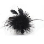 Gros plan du panache de plumes noires du plumeau sensoriel Pom Pom, fibres synthétiques douces et légères pour effleurer les zones érogènes en douceur.