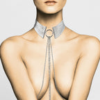 Tour de cou Desir Metallique argente Bijoux Indiscrets porte avec chaines descendant sur le buste, bijou de corps en maille metallique au rendu seduction