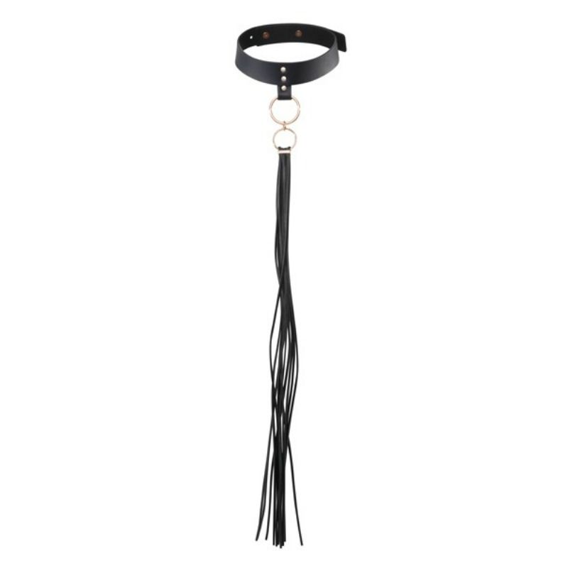 Choker pompon noir Bijoux Indiscrets en polyurethane vegan transformable en fouet, presente a plat, collier a franges et anneau a double usage mode et soft bondage.