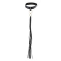 Choker pompon noir Bijoux Indiscrets en polyurethane vegan transformable en fouet, presente a plat, collier a franges et anneau a double usage mode et soft bondage.