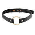 Collier ras de cou noir Bijoux Indiscrets en polyurethane vegan a anneau dore et boucle reglable, presente a plat, accessoire BDSM chic compatible avec toute lingerie.