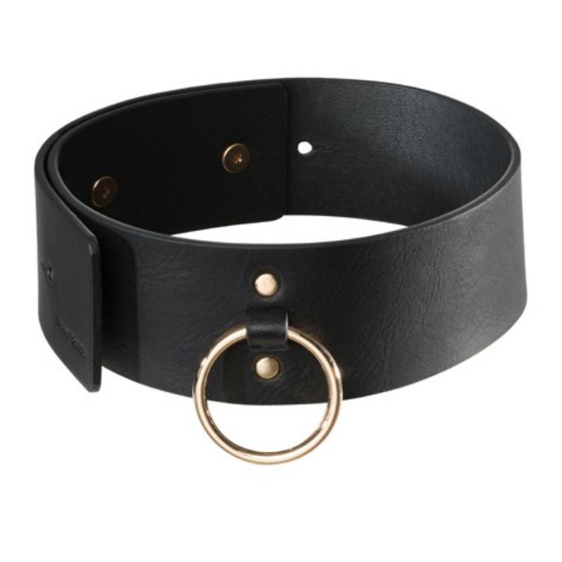 Gros plan sur le collier large noir Bijoux Indiscrets a gros anneau dore et boutons-pression, accessoire BDSM vegan reglable a porter seul ou avec sa laisse.