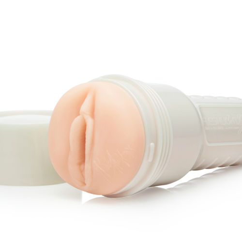 Gros plan sur l'entree realiste chair du masturbateur Nicole Aniston dans l'etui blanc, orifice moule signature en silicone, fond clair.