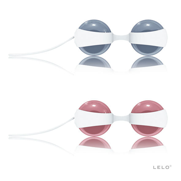 Deux paires de boules de geisha Luna Beads de Lelo dans leurs coques blanches, sphères grises et roses interchangeables avec cordons de retrait, set périnée.
