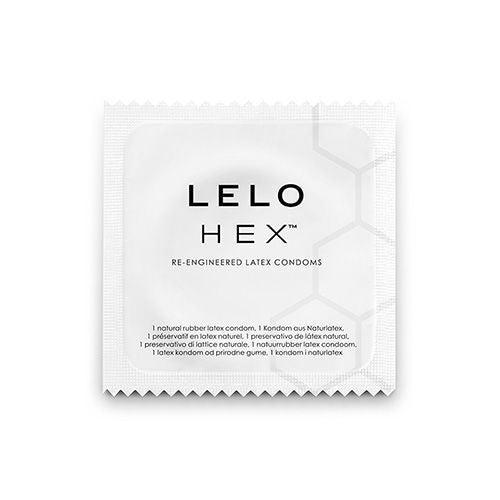 Sachet blanc Lelo Hex latex de face, preservatif individuel en latex naturel a structure hexagonale, emballage epure sans anatomie.