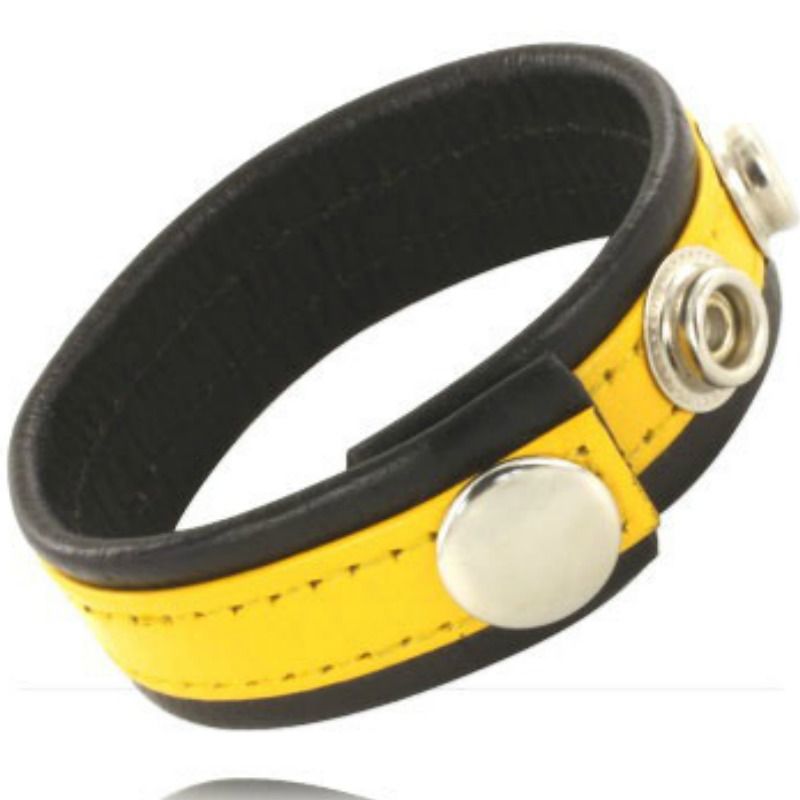Sangle penienne Leather Body en cuir noir et jaune a bouton pression metallique et trois crochets, vue rapprochee, maintien ferme et reglable pour univers fetiche.