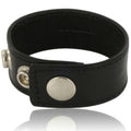 Sangle penienne Leather Body en cuir noir reglable a boutons pression et trois crochets d ajustement, vue rapprochee, maintien ferme pour univers fetichiste.