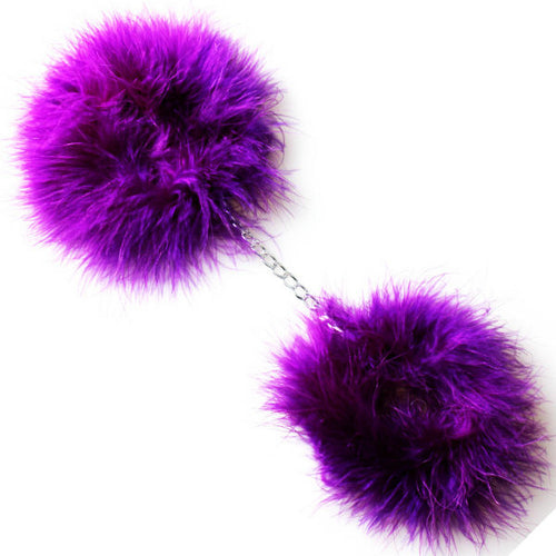 Menottes a plumes marabout violettes reliees par une chaine metal, accessoire de bondage sensoriel doux, vue de face sur fond blanc pour jeux de soumission ludiques.