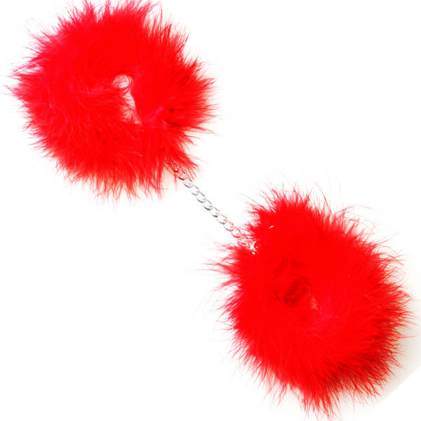Menottes a plumes marabout rouges reliees par une chaine metal, accessoire de bondage sensoriel doux, vue de face sur fond blanc pour jeux de soumission ludiques.