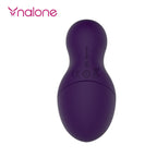 Stimulateur clitoridien Nalone violet vu de dos, galet en silicone à cœur gel avec mentions techniques imprimées. Stimulation externe douce, sept modes, rechargeable, étanche.