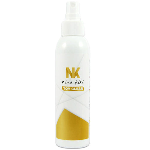 Spray nettoyant Nina Kiki Toy Clear 150 ml en gros plan de trois quarts, tete pulverisatrice et logo NK, formule hygiene pour sextoys et accessoires intimes