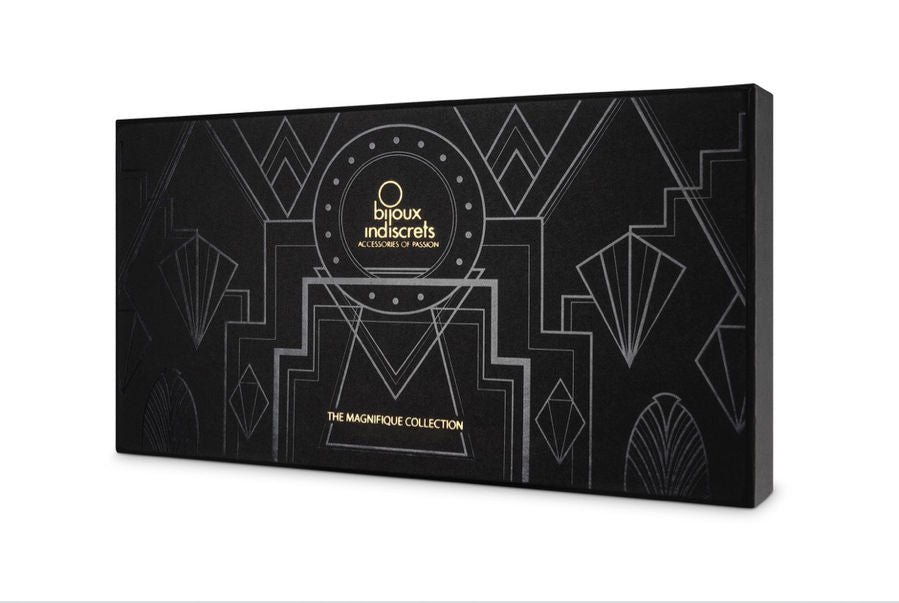 Etui noir art deco The Magnifique Collection Bijoux Indiscrets, motifs geometriques dores annees 20, packaging de la chaine de taille sur fond blanc
