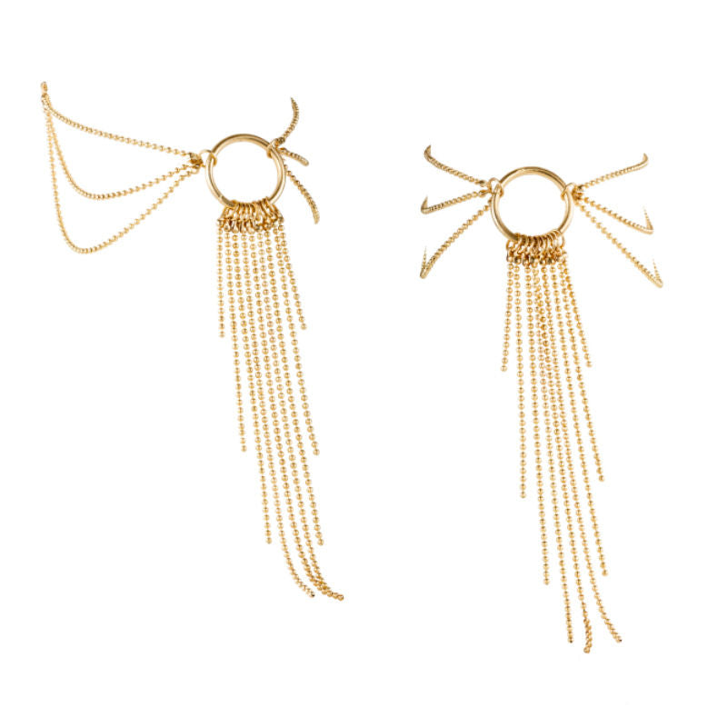 Paire de bracelets de pied dores Bijoux Indiscrets en chainettes et anneau a franges, accessoires burlesques annees 20 photographies sur fond blanc