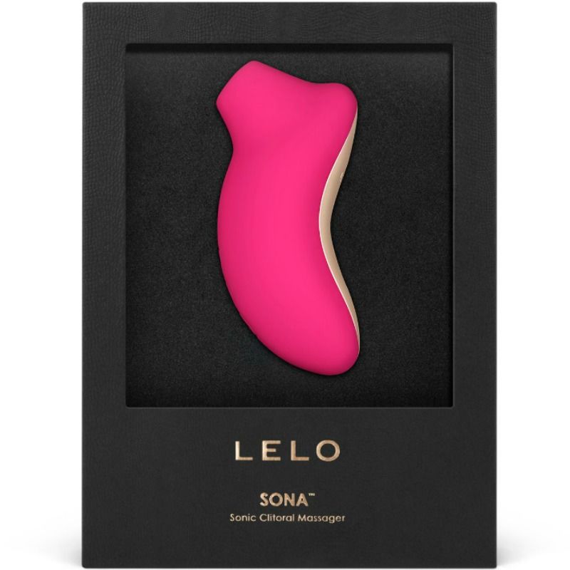 Stimulateur Sona fuchsia presente dans son ecrin noir Lelo gros plan, masseur clitoridien sonique en silicone rechargeable et sans contact direct.