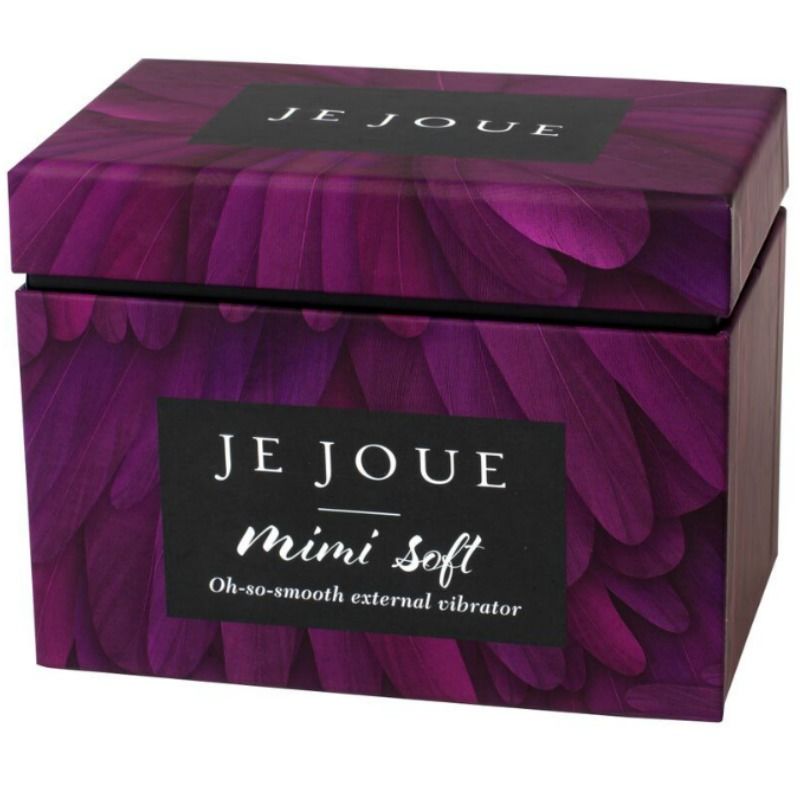 Boîte cube Je Joue Mimi Soft prune à motif de plumes, gros logo et libellé external vibrator imprimés sur le couvercle, packaging fermé présenté sur fond blanc parfaitement épuré.