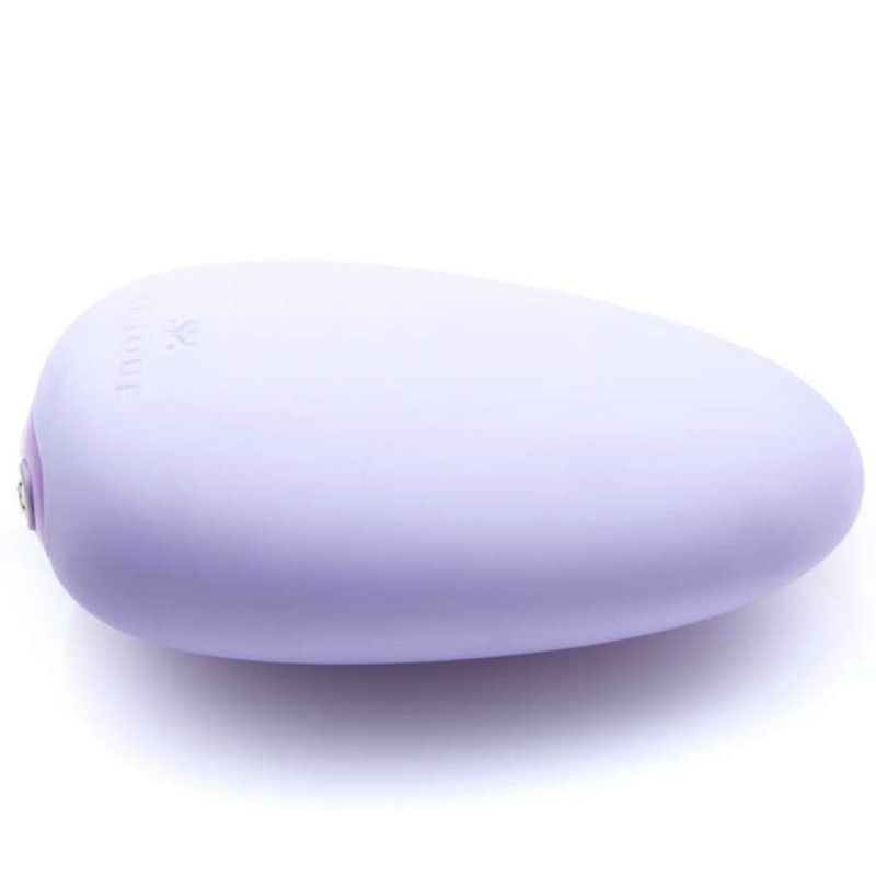 Mimi Soft lilas couché de profil, galet allongé à surface parfaitement lisse et finition mate spongieuse en silicone doux, vue latérale détaillée du produit sur fond blanc épuré.