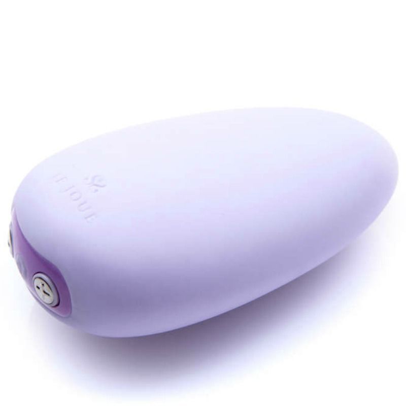 Vibromasseur Mimi Soft lilas pâle vu de trois quarts, galet ovale entièrement lisse et bombé en silicone doux avec bouton latéral discret, produit détaillé sur fond blanc épuré.