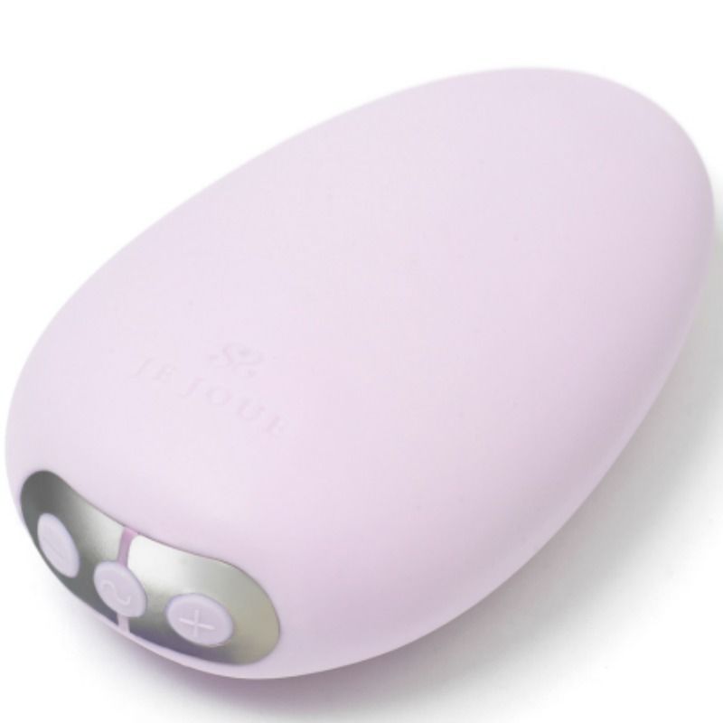 Vibromasseur Mimi Soft rose poudré vu de trois quarts, galet lisse avec ses trois boutons argentés alignés et logo Je Joue gravé, produit présenté de près sur fond blanc parfaitement épuré.