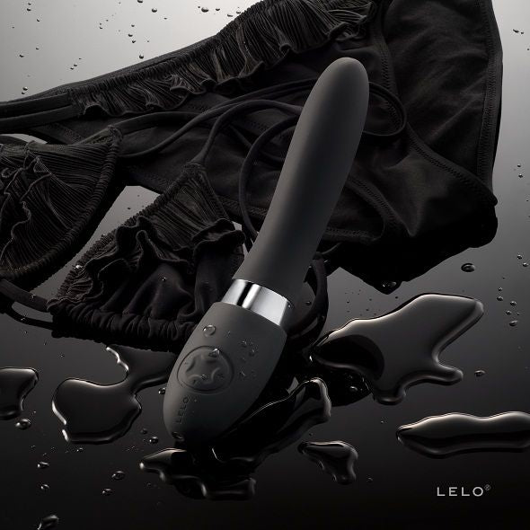 Vibromasseur point G Elise 2 de Lelo gris posé près d'une lingerie noire sur une surface humide et brillante, ambiance sensuelle autour du stimulateur de luxe.