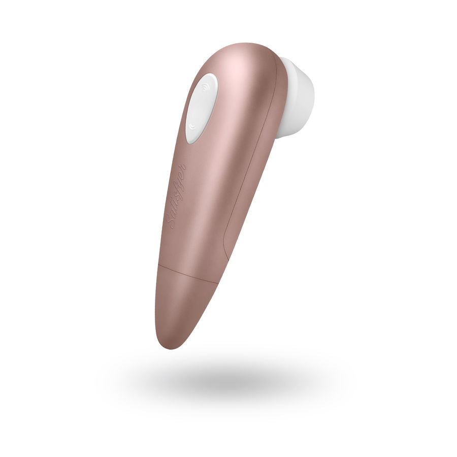 Stimulateur clitoridien dore a ondes de pression incline vers la droite, embout silicone blanc, corps fuseau lisse, 11 programmes, mode murmure discret, aspiration sans contact.