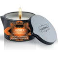 Bougie de massage Kamasutra Ignite mangue tropicale allumee, couvercle metallique pose contre le pot, 170 g de cire fondant en huile de massage tiede, cuillere fournie.