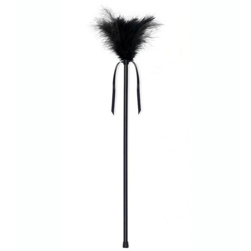 Plumeau tickler Secret Play en plumes noires sur longue tige fine, vue d'ensemble de l'accessoire de caresse sensorielle pour jeux de domination douce et eveil de la peau.