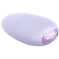 Vibromasseur Mimi lilas vu de trois quarts, galet ovale lisse aux commandes argentées et boutons violets, finition douce du produit présentée de près sur fond blanc parfaitement épuré.