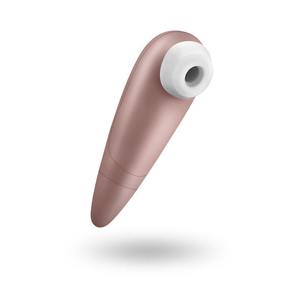 Stimulateur clitoridien dore vu de trois quarts, gros plan sur la tete d'aspiration en silicone blanc, technologie ondes de pression sans contact, 11 programmes, etanche.