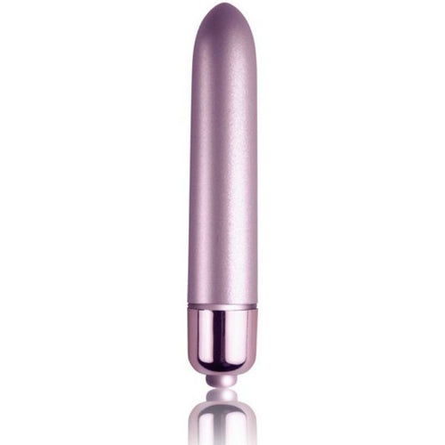 Bullet vibrant rose pâle velours à pointe arrondie présenté debout, base métallisée brillante, balle vibrante Rocks-Off touche de velours 10 fonctions étanche.