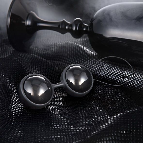 Boules de geisha avec poids interchangeables — détail texture surface