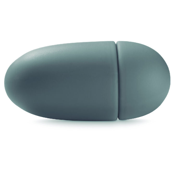 Petit oeuf vibrant gris en silicone du coffret horoscope Bijoux Indiscrets, forme ovale lisse en deux parties, stimulateur compact photographie sur fond blanc