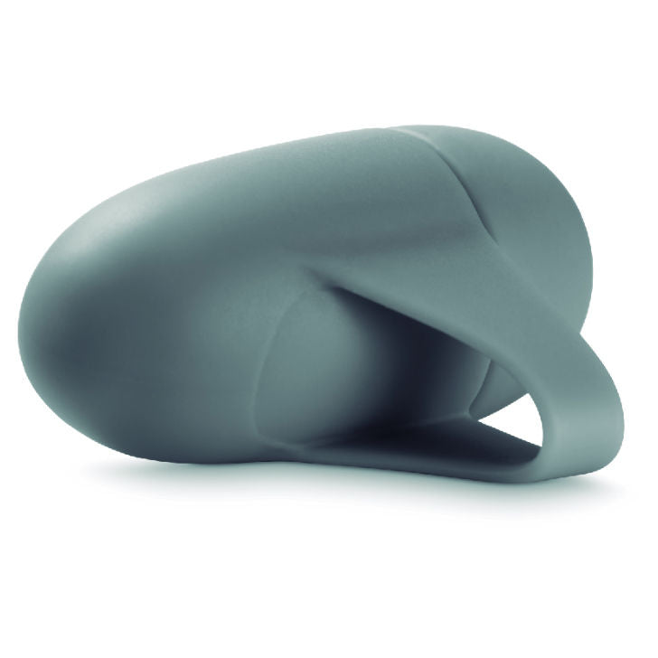 Stimulateur doigt gris en silicone du coffret horoscope Bijoux Indiscrets, manchon a anneau de maintien, vibromasseur compact vu de profil sur fond blanc