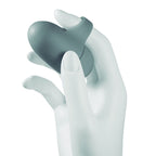Main mannequin blanche tenant le stimulateur doigt gris du coffret horoscope Bijoux Indiscrets, demonstration du manchon a anneau, vibromasseur compact en silicone