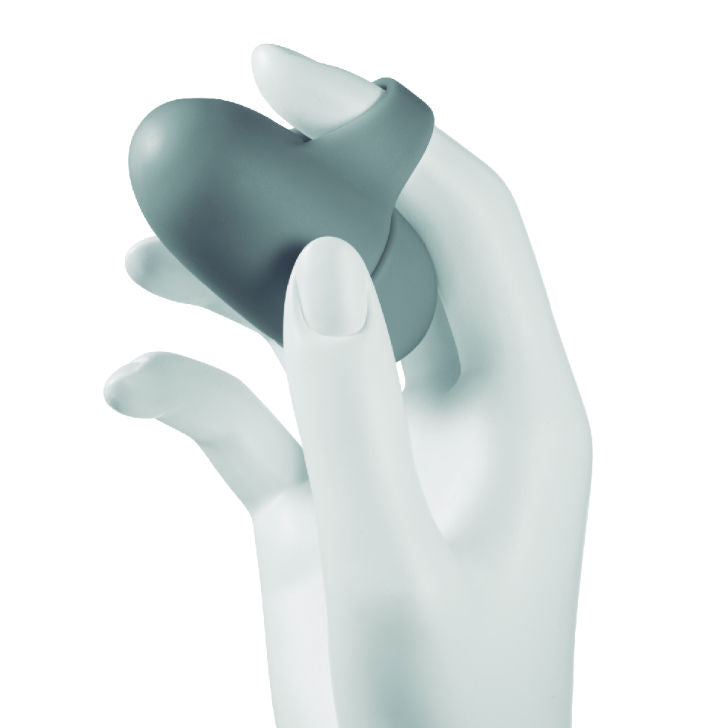 Main mannequin blanche tenant le stimulateur doigt gris du coffret horoscope Bijoux Indiscrets, demonstration du manchon a anneau, vibromasseur compact en silicone