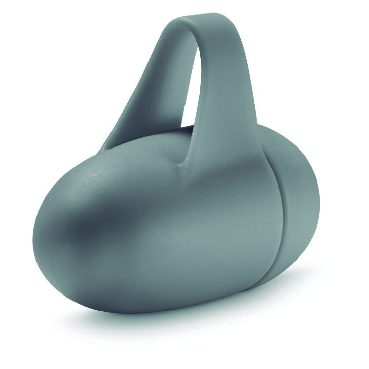 Stimulateur doigt gris en silicone du coffret horoscope Bijoux Indiscrets vu en trois-quarts, anneau de maintien et manchon, vibromasseur compact sur fond blanc