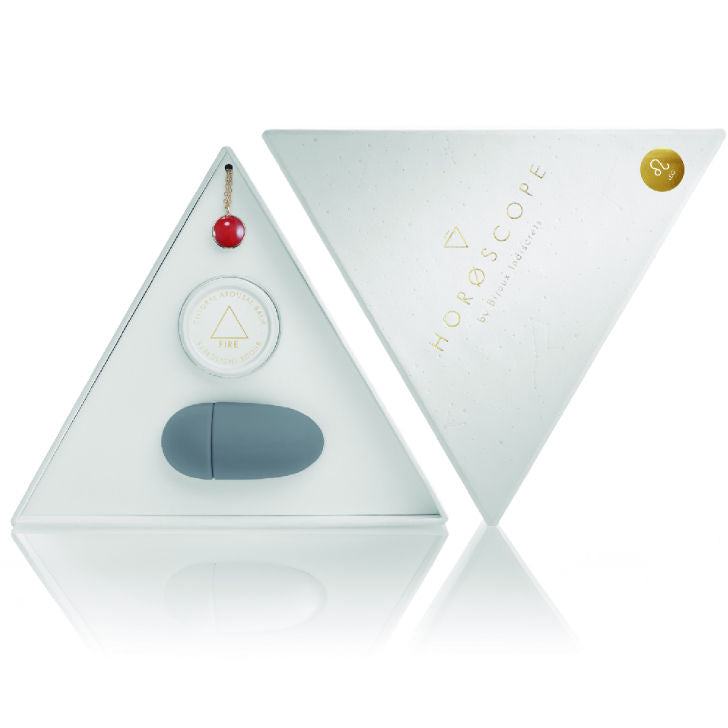 Coffret horoscope Lion triangulaire Bijoux Indiscrets, etui Horoscope avec collier amulette, oeuf vibrant et badge zodiacal, kit bien-etre sur fond blanc