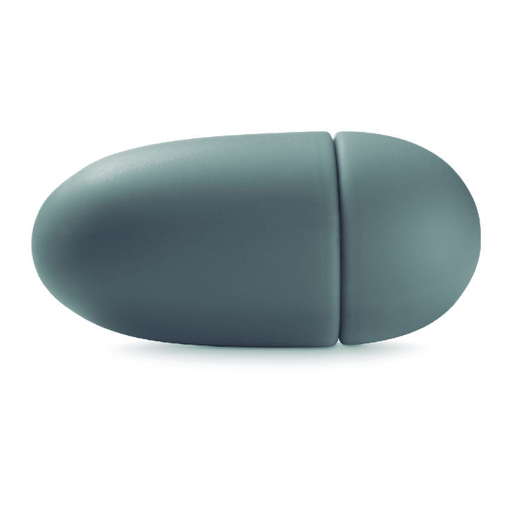 Oeuf vibrant gris en silicone du coffret horoscope Bijoux Indiscrets vu de profil, forme ovale lisse en deux parties, stimulateur compact sur fond blanc