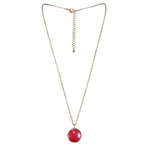 Collier amulette dore du coffret horoscope Bijoux Indiscrets, fine chaine et pendentif perle rouge, bijou spirituel photographie sur fond blanc