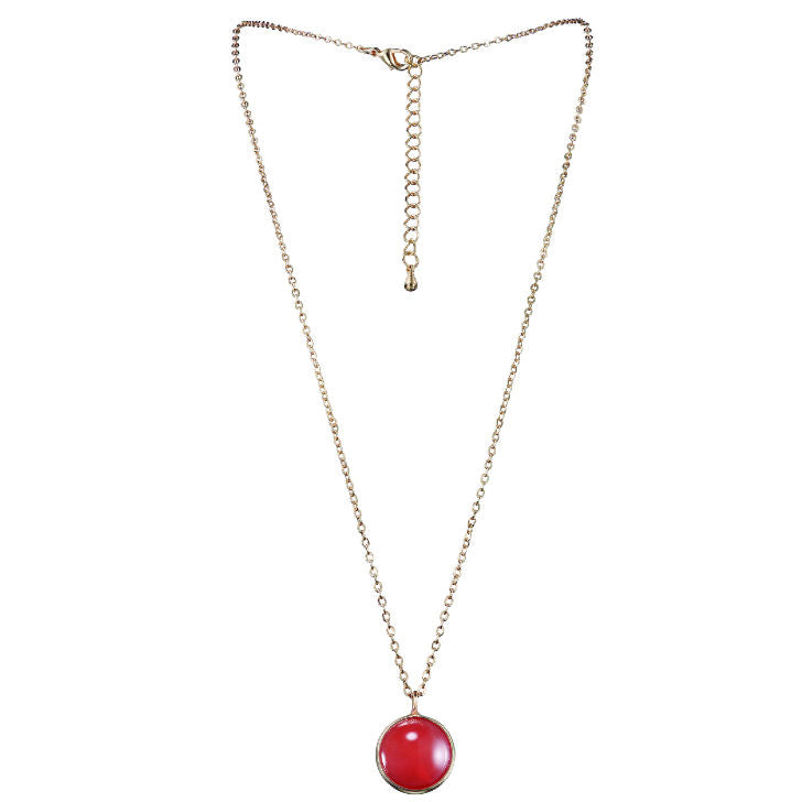 Collier amulette dore du coffret horoscope Bijoux Indiscrets, fine chaine et pendentif perle rouge, bijou spirituel photographie sur fond blanc