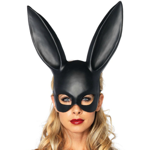 Masque de lapin noir brillant aux grandes oreilles, vu sur le visage maquille d'une modele blonde. Accessoire de mise en scene coquine pour soiree masquee.