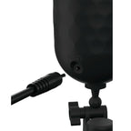 Gros plan sur la ventouse articulée à rotule et les prises casque/charge à la base, câble de recharge présenté à côté