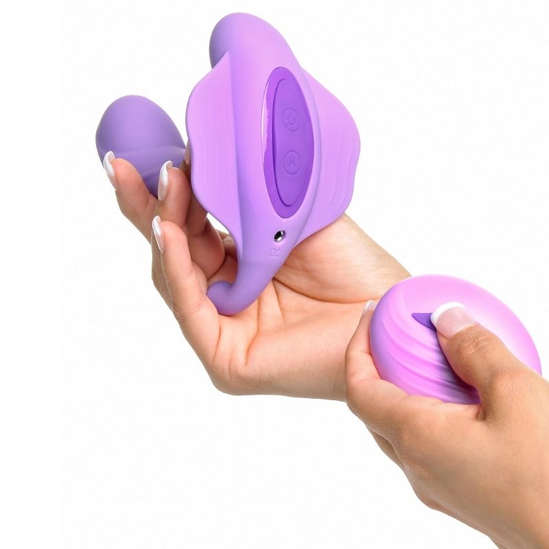 Stimulateur et télécommande ronde du Stimulate-Her tenus dans chaque main