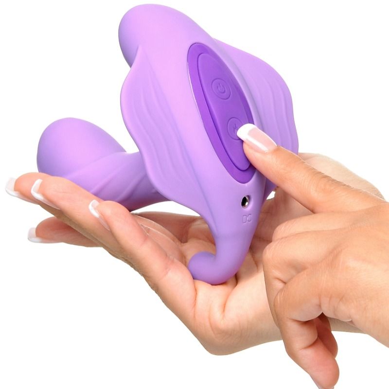 Doigts activant simultanément le bouton du stimulateur et celui de la télécommande ronde